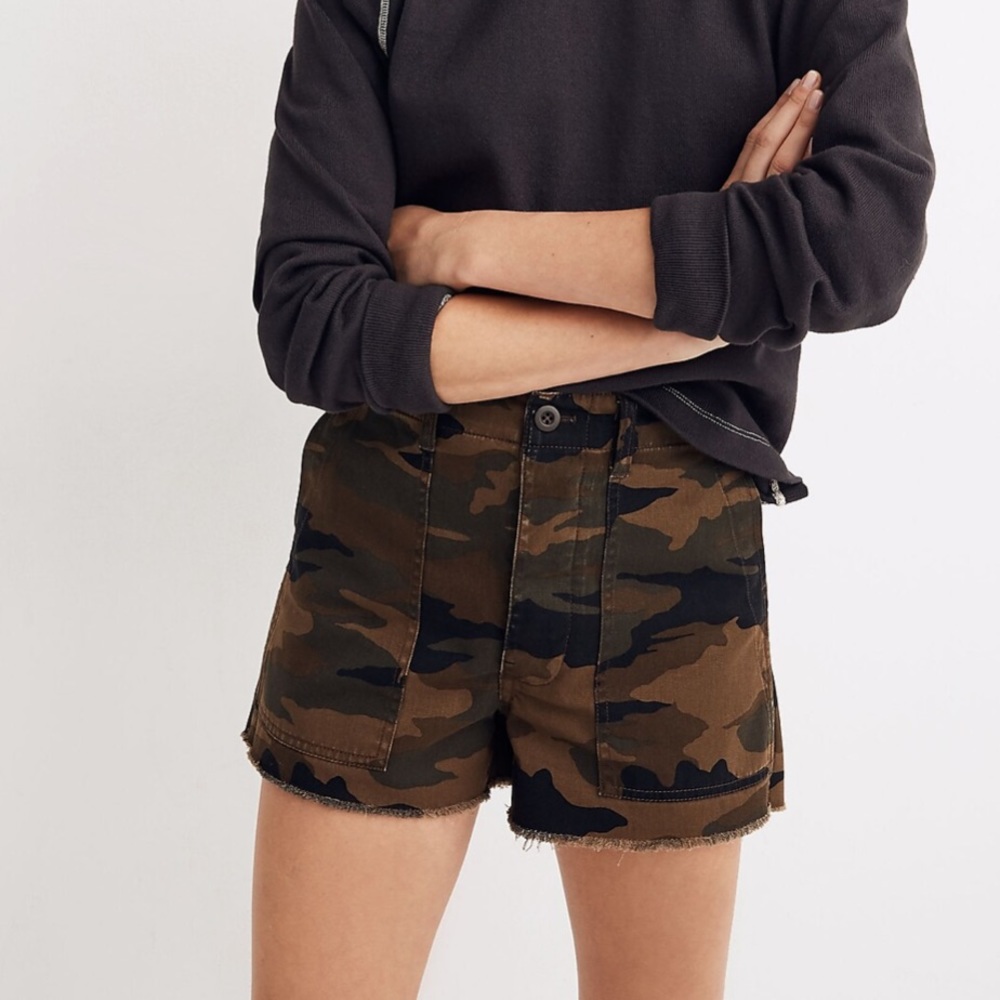Madewell sz 26 camo high rise fatigue shorts with button fly